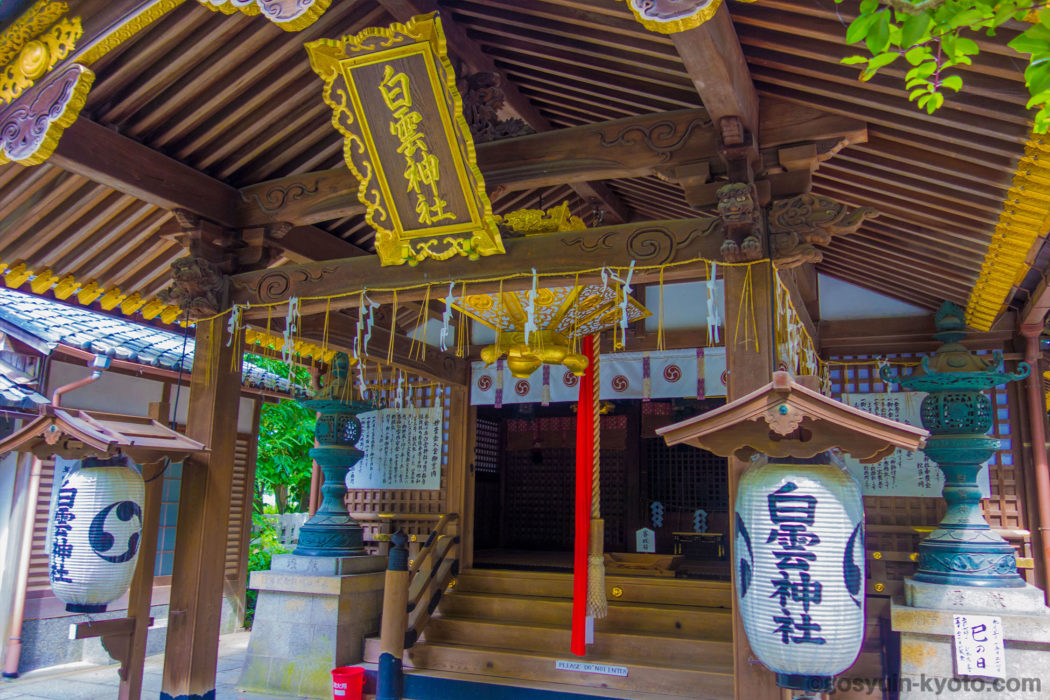 京都御苑内にある白雲神社の本殿