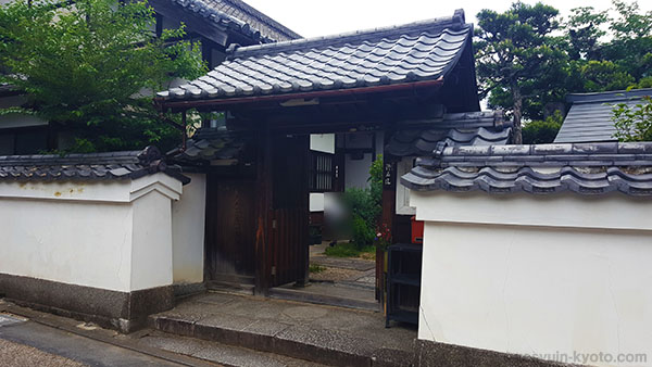 證安院の外観
