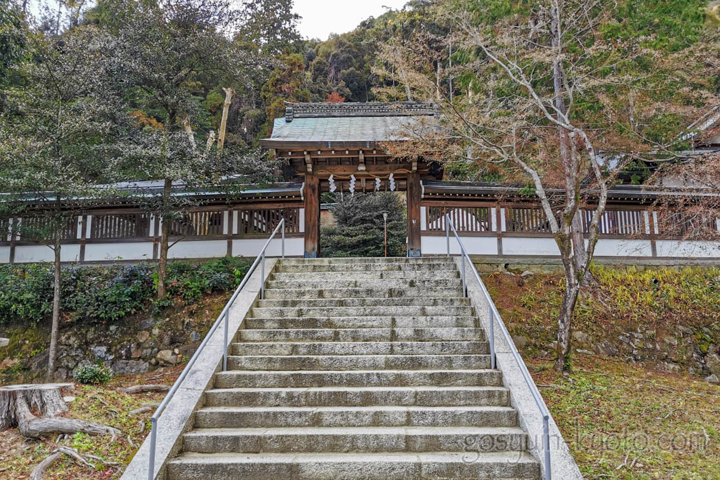 京都市西京区の月読神社の門
