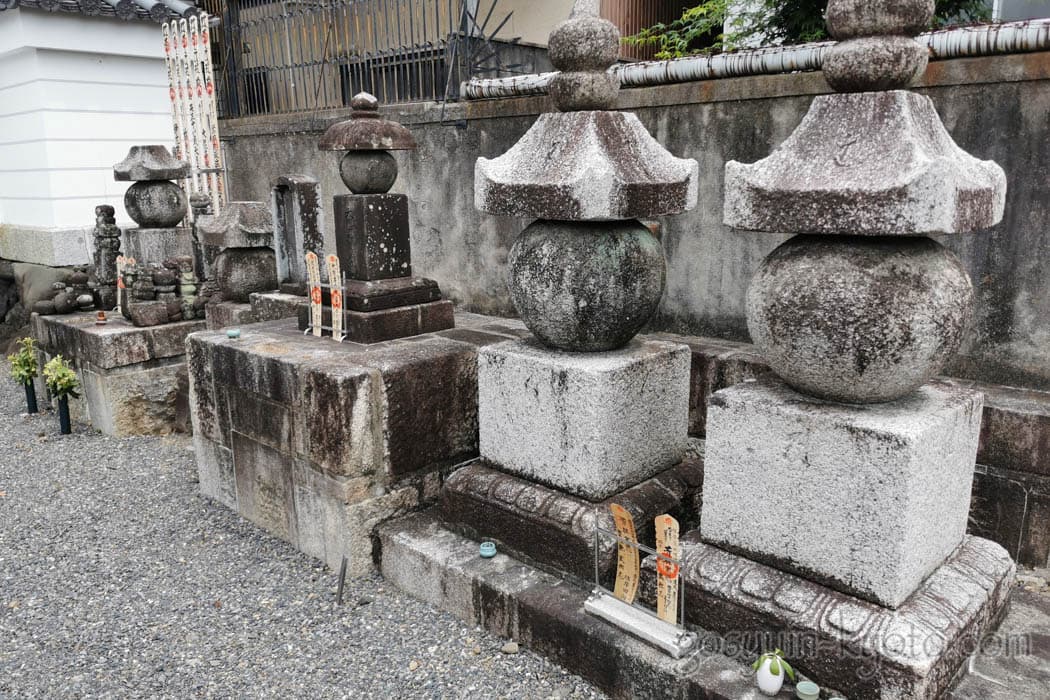 京都市上京区の阿弥陀寺の織田信長の墓