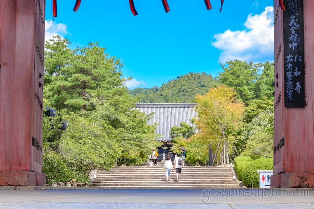 仁和寺の境内