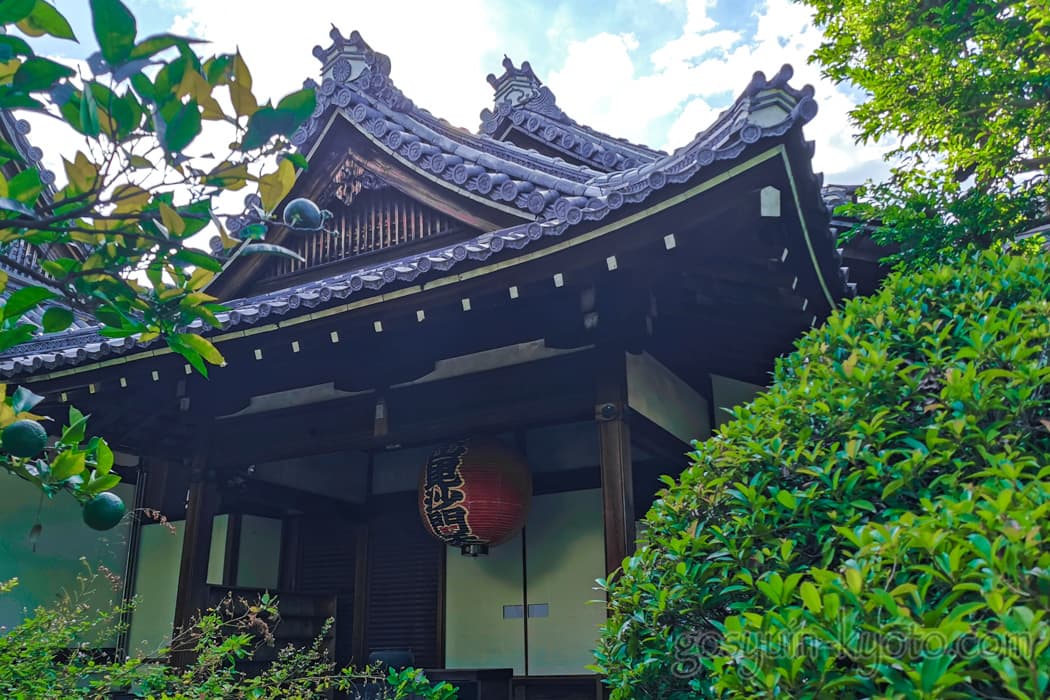 京都市東山区の悲田院の本堂