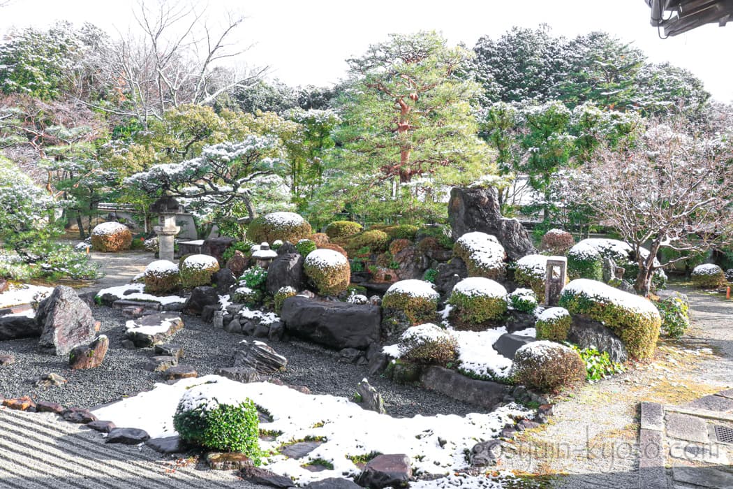 京都市左京区の妙満寺の雪の庭