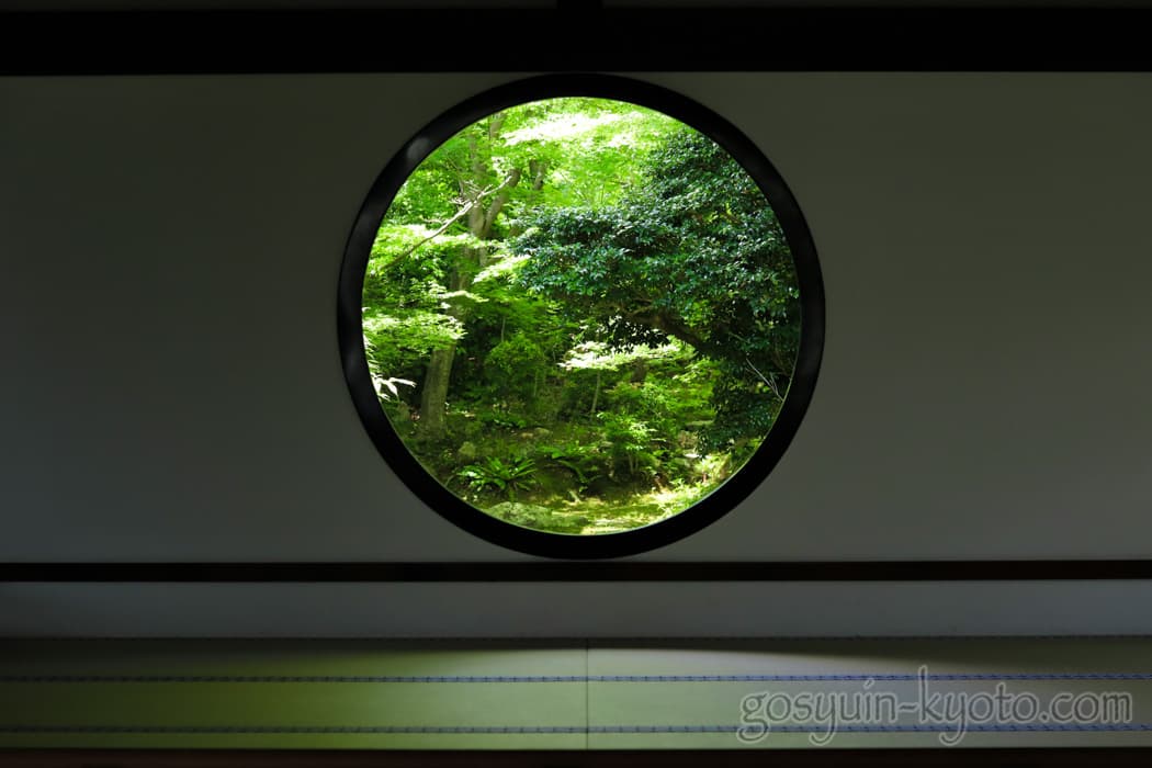 京都市北区の源光庵の窓