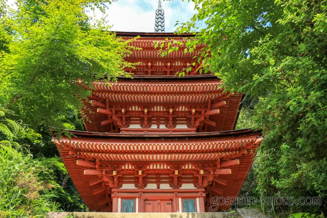 京都府木津川市の浄瑠璃寺の三重塔