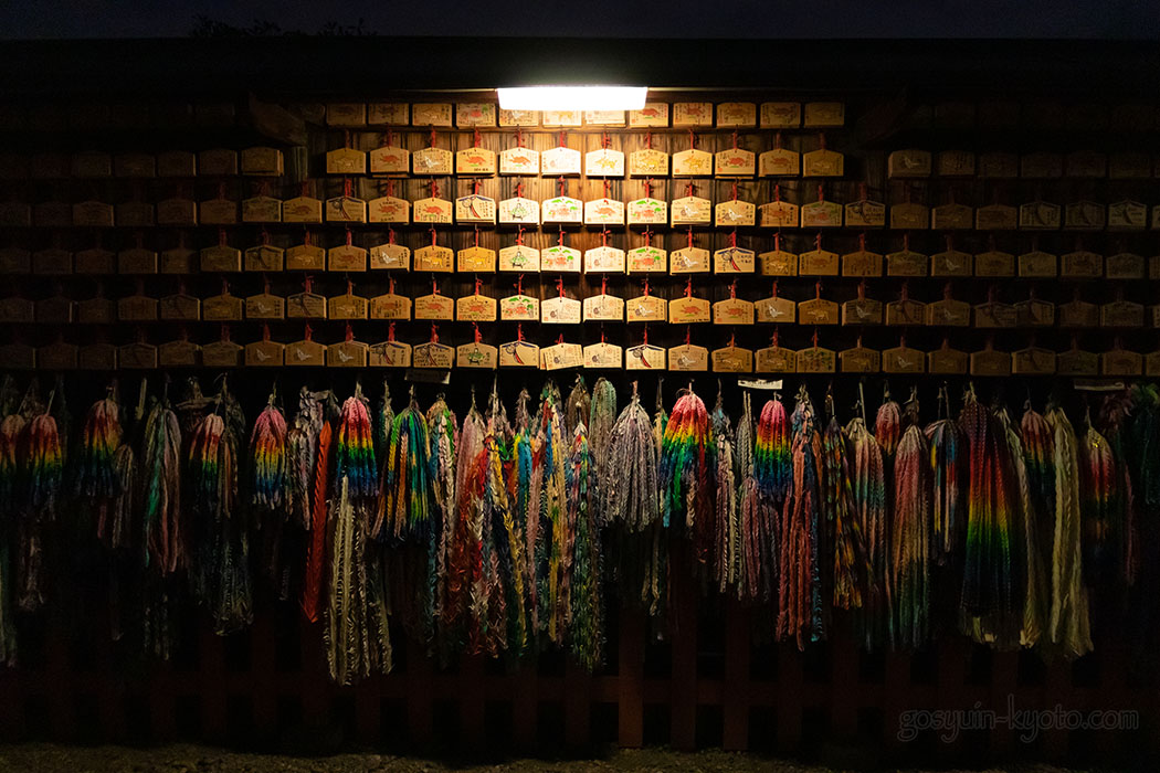 東丸神社の絵馬と折り鶴