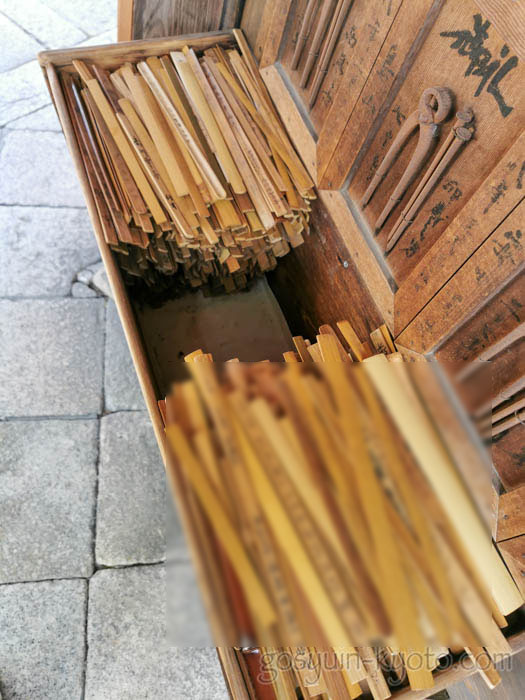 釘抜地蔵（石像寺）の竹の棒